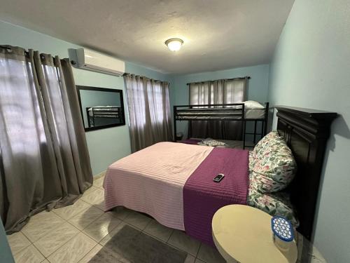 1 dormitorio con 1 cama y 1 silla en Countryside - Secluded NEAR LAGOON, RIVER and BEACH. First floor, en Vega Baja