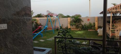 une cour avec une aire de jeux et une balançoire dans l'établissement Pk Guest house, à Mysore