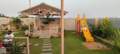 einen Spielbereich mit einem Pavillon und einem Spielplatz in der Unterkunft Pk Guest house in Mysore