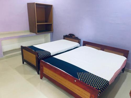 Een bed of bedden in een kamer bij REHOBOTH GUEST HOUSE