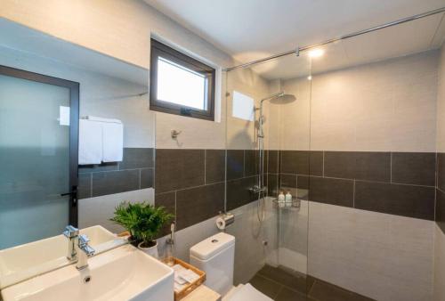 een badkamer met een wastafel, een douche en een toilet bij 9BR villa, 200m from the sea in Da Nang