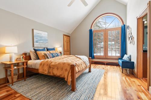 1 dormitorio con cama y ventana grande en Spacious Lakefront Retreat w/Stunning Views 