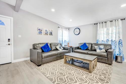 Fully Remodeled, Landscaped, King Beds, Desk Space