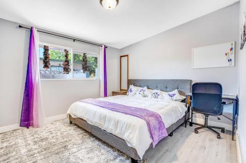 1 dormitorio con cama, escritorio y silla en Fully Remodeled, Landscaped, King Beds, Desk Space, en Las Vegas