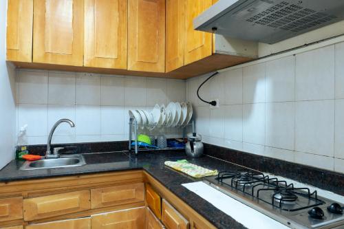 a kitchen with a sink and a stove top oven at Acogedor Apartaestudio Laguito 1 Habitacion N4A in Cartagena de Indias
