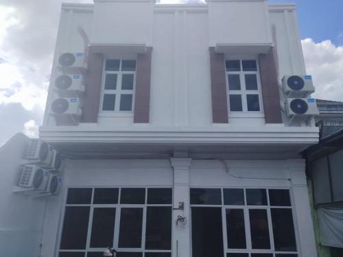 una casa con altavoces en la parte delantera en RedDoorz Syariah @ Gedong Air Lampung en Kedaton