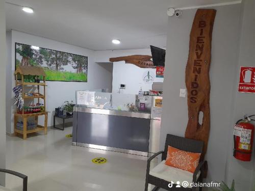 una habitación con un mostrador en una tienda en CasaBlanca Hotel, en Huambo