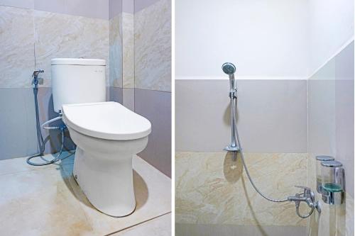 ein Bad mit einem WC und einer Dusche in der Unterkunft COLLECTION O 91331 Hotel Grand Saota Soppeng in Watansopeng