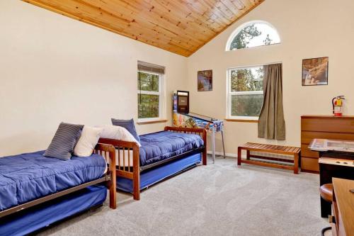 sala de estar con 2 camas y piano en Mount Berkley Big Bear~ Walk to Village~ Games~, en Big Bear Lake