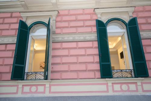 ナポリにあるB&B Lungomareのピンクの建物