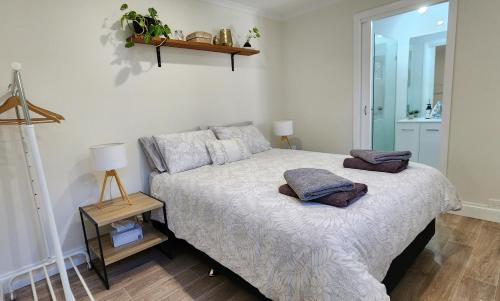 1 dormitorio con 1 cama con 2 almohadas en Seaside Aura, en Victor Harbor