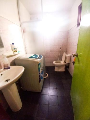 mała łazienka z umywalką i toaletą w obiekcie D&A Villa w mieście Ja-Ela