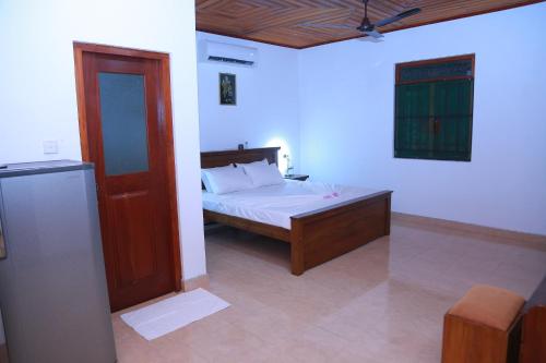 - une chambre avec un lit dans l'établissement Rupa Villa, à Beruwala