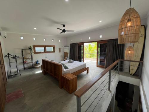 ein Schlafzimmer mit einem Bett und einer Treppe darin in der Unterkunft Blamada Villas in Sekongkang