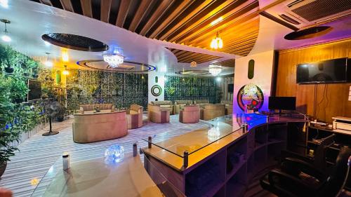 vestíbulo con bar y zona de espera en Star Residence en Dhaka