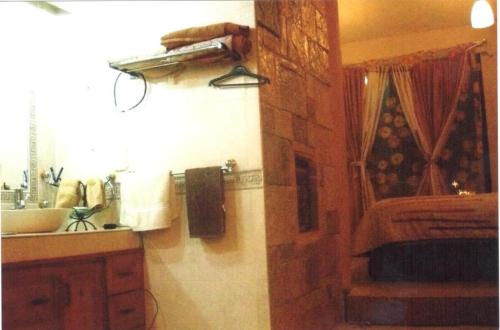 uma casa de banho com um lavatório e uma cama em Casa equipada 3 niveles em Tlaxcala de Xicohténcatl