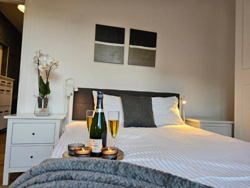 łóżko z 2 butelkami i 2 kieliszkami wina w obiekcie URBAN APARTMENTS Premium No 3, FREE PRIVATE PARKING, Self CHECK-IN w mieście Chorzów