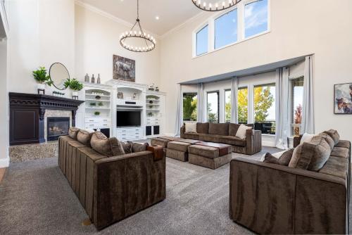 a living room with two couches and a fireplace at Luxurious Mountain Retreat-unparalleled Views in Alpine