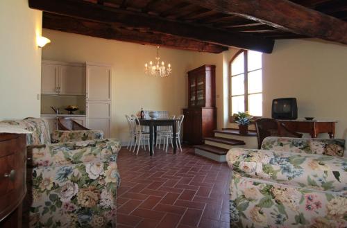 a living room with two couches and a table at La Terrazza sulla Val d'Orcia in Castiglione dʼOrcia