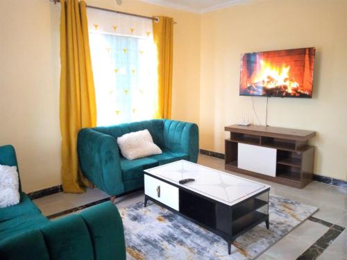 sala de estar con sofá y mesa de centro en Roma Stays- Modern and stylish Two-bedroom apartment in Busia (near Weighbridge) en Busia