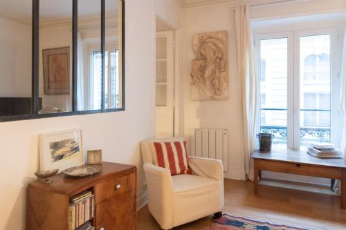 salon z krzesłem i stołem w obiekcie Charming 50 m love cocoon in Paris 10th w Paryżu