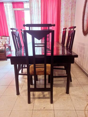 stół jadalny z krzesłem w obiekcie D&A Villa w mieście Ja-Ela