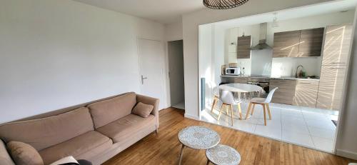 un salon avec un canapé et une cuisine dans l'établissement Résidence 