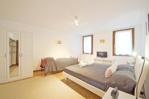 Ένα ή περισσότερα κρεβάτια σε δωμάτιο στο Cà Square San Marco 425