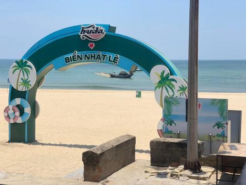 ein Schild am Strand mit dem Meer in der Unterkunft Hải Yến Hotel Quảng Bình in Quang Binh