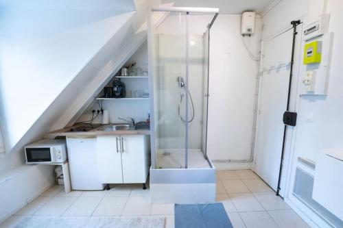 a bathroom with a shower and a sink at Lumineux. Studio République/Bastille, Marais in Paris