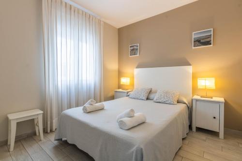 1 dormitorio con 1 cama blanca y 2 almohadas en Apartamento Al Medina Córdoba, en Córdoba