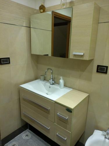 a bathroom with a sink and a mirror at Greenhouse in Mascalucia