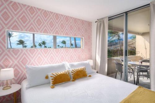una camera con letto bianco e balcone di Spacious Oceanfront — Big Views — Remodeled 2022 a Wailuku