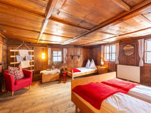 - une chambre avec un lit dans une pièce dotée de murs en bois dans l'établissement Quaint farmhouse in Bramberg am Wildkogel, à Neukirchen am Großvenediger