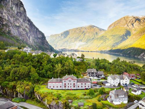 a town in a valley with a lake and mountains at Slottet Apartments in Tyssedal
