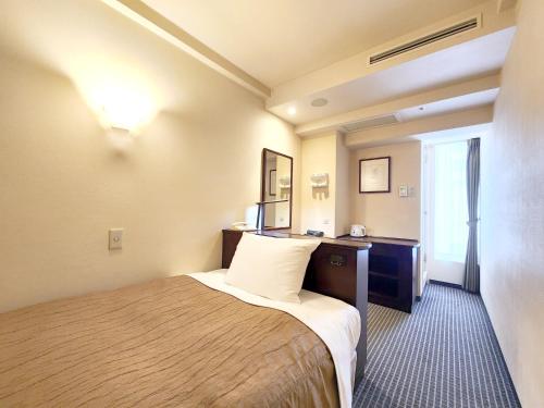 Cette chambre comprend un lit et un bureau. dans l'établissement Shinagawa Prince Hotel East Tower, à Tokyo