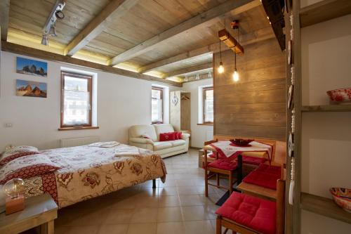 a bedroom with a bed and a table at Dolomiti Comfortspace Free Parking in San Niccolò Comèlico