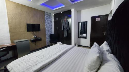 Un pat sau paturi într-o cameră la Weltons Apartments