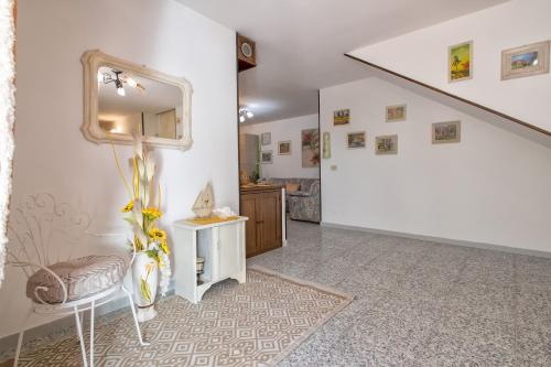 a living room with a table and a mirror at Casa Vale in Viddalba