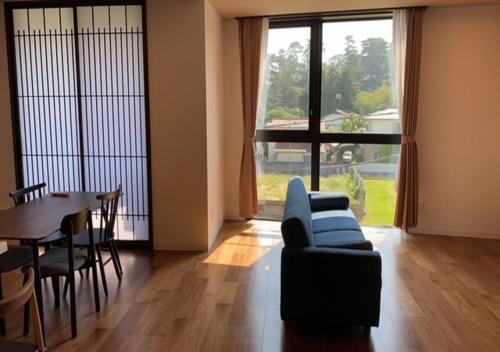 小田原市にあるTHE VIEW Odawara shiro-no mieru hotel - Vacation STAY 66140vのリビングルーム(青いソファ、テーブル付)