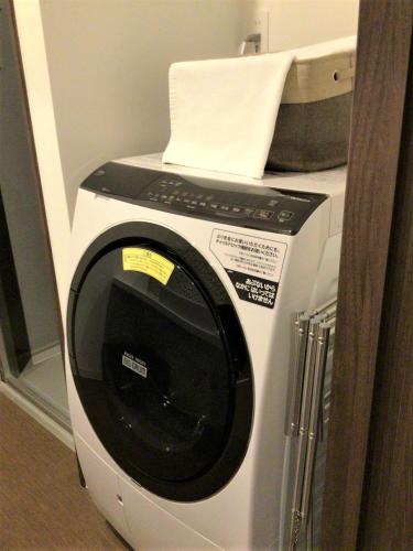 a washing machine with a laptop on top of it at THE VIEW Odawara shiro-no mieru hotel - Vacation STAY 63560v in Odawara