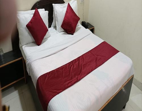 Postel nebo postele na pokoji v ubytování Hotel Bhatia Inn by StayApart