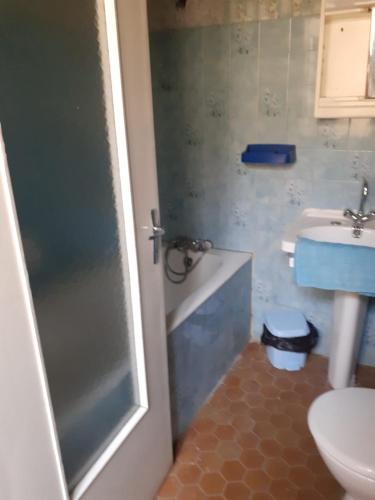une salle de bain avec un lavabo, des toilettes et une douche dans l'établissement N6 Lit dans chambre partagée homme, à Béziers