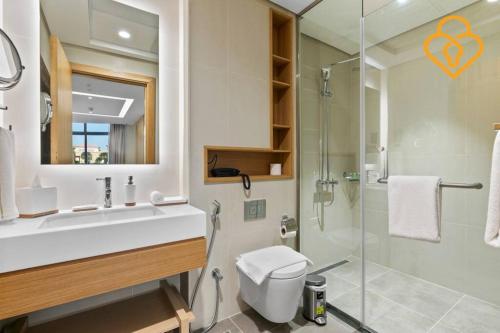 a bathroom with a sink and a shower and a toilet at Keysplease Modern Studio Near Beach, Murjan JBR 609 in Dubai