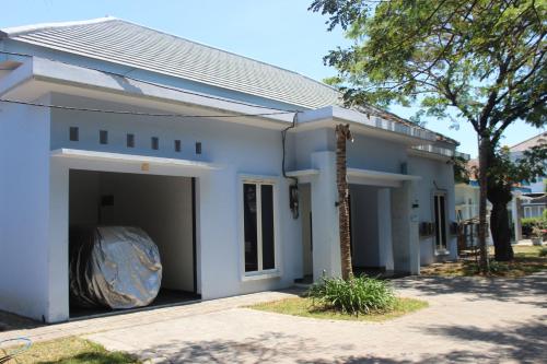 Maison blanche avec 2 garages dans l'établissement Lutjanus Guest House, à Majangan