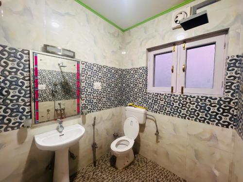 y baño con aseo y lavamanos. en Whostels Srinagar en Srinagar