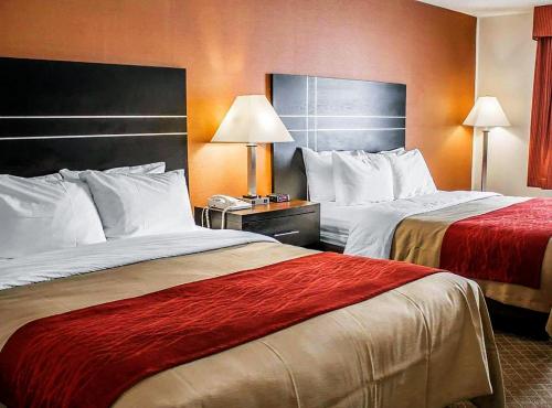 um quarto de hotel com duas camas e um candeeiro em Norwood Inn Statefare Grounds em Columbus