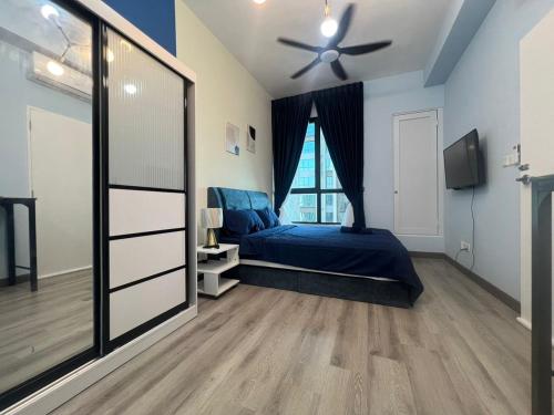 吉隆坡Cubic Botanical Entire Unit Parking/Pool KL Bangsar的带床和吊扇的卧室