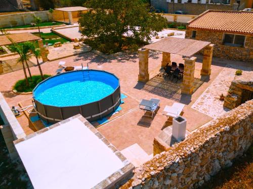 - une vue sur la piscine et une terrasse dans l'établissement Pajara Enka, à Depressa