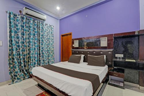 a bedroom with a large bed and a window at OYO Flagship 81544 Hotel Drip Inn in Lucknow